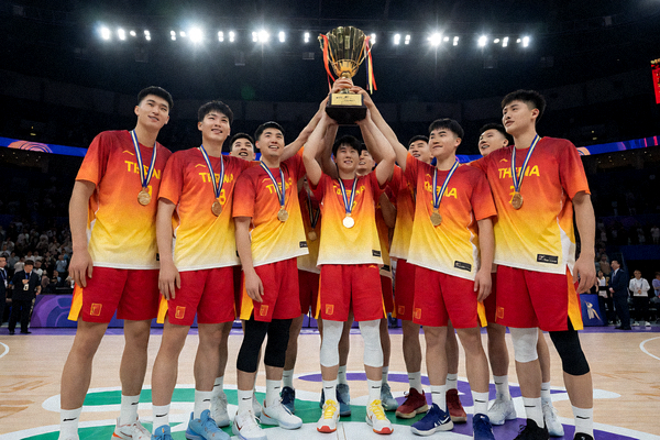 球队夺冠后在球场中央举起奖杯庆祝