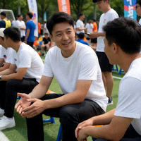 球迷在社区活动中交流比赛数据的场景